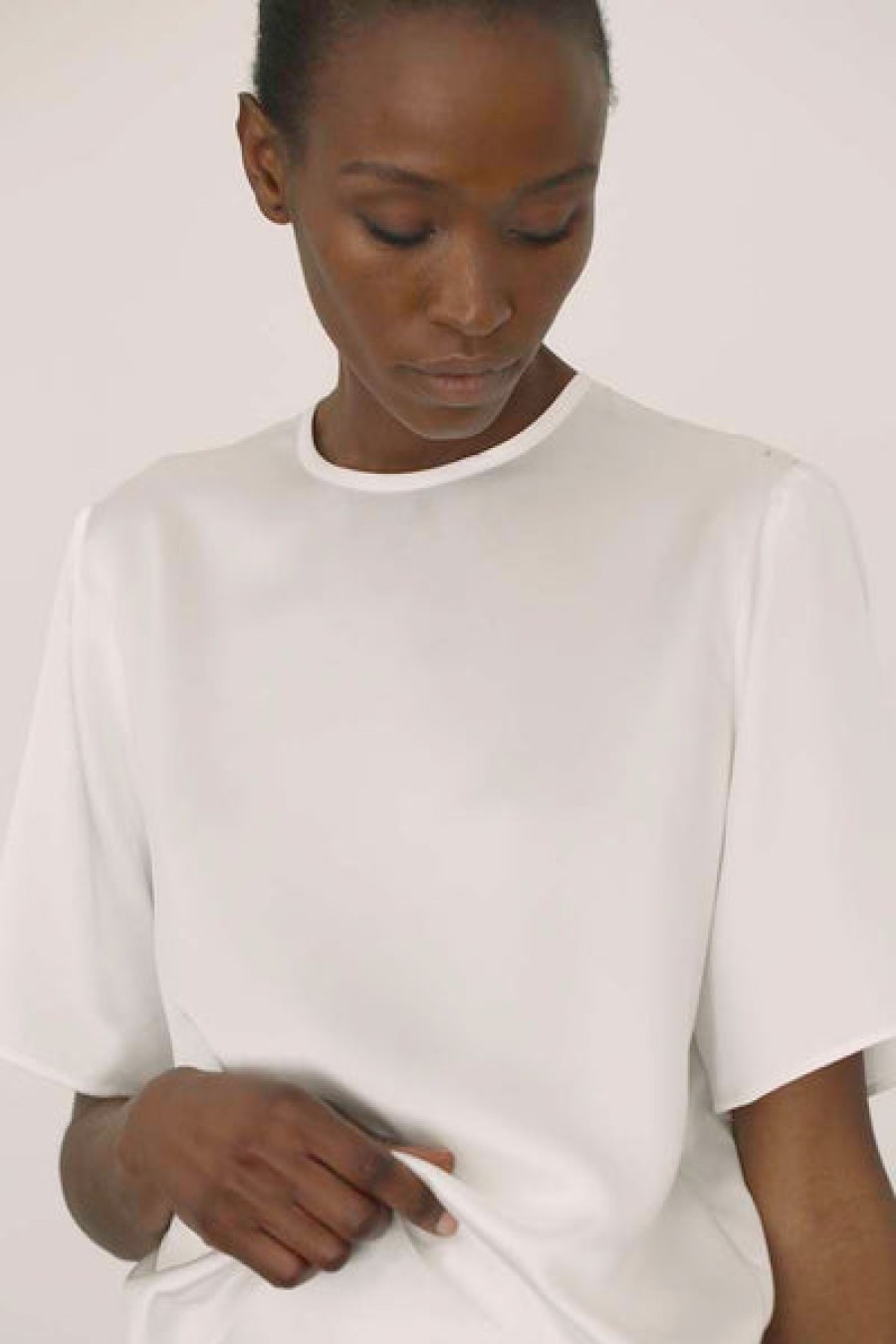 Women La Bande Berlin Tops & Shirts | Loose Fit Satin Silk T-Shirt In White